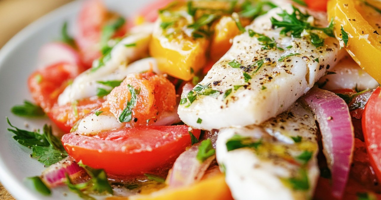 Ryba zapiekana z warzywami to doskonały posiłek dla osób na diecie odchudzającej /yurich20 /123RF/PICSEL