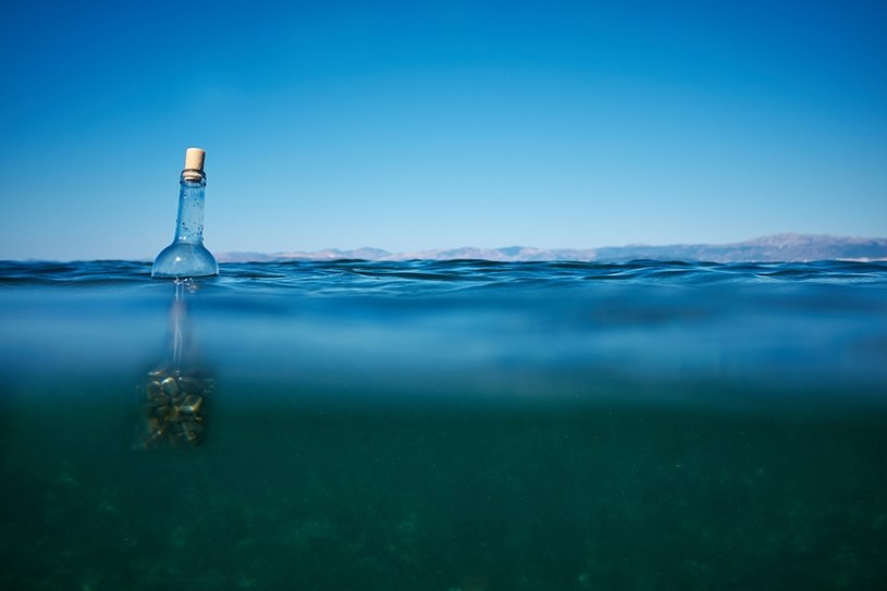 Rybacy wyłowili butelki z oceanu. Czterech z nich nie żyje  