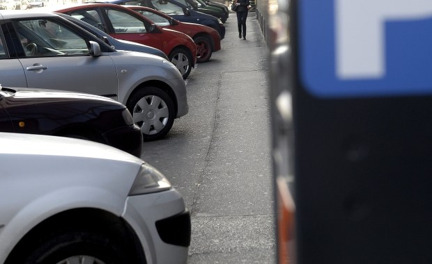 Rybnik: Matka zostawiła na półtorej godziny córkę w samochodzie 