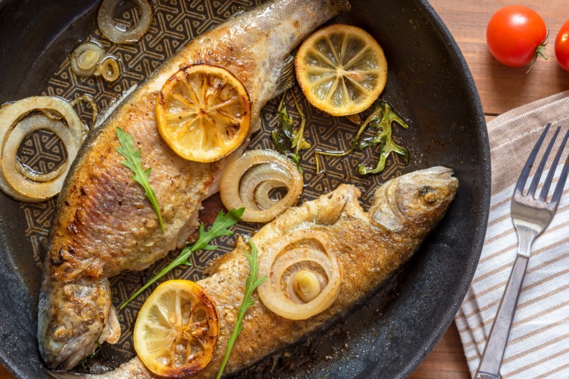 Ryby bez panierki i warzywa al dente najlepiej wyjdą smażone krórko na oliwie z oliwek /123RF/PICSEL