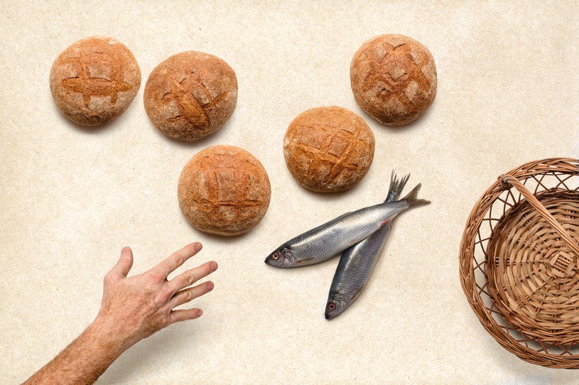 Ryby i chleb z pewnością często były częścią posiłków. Pojawiają się nawet w Ewangelii /123RF/PICSEL