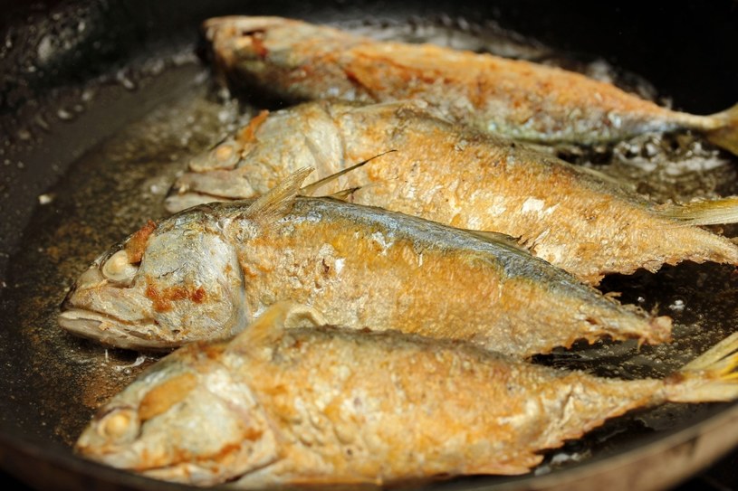 Ryby powinny znaleźć się w diecie dziecka /123RF/PICSEL