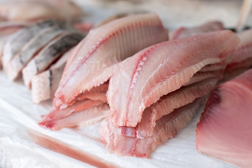 Ryby zawierają odpowiednie do odbudowy skóry kwasy omega-3 /123RF/PICSEL