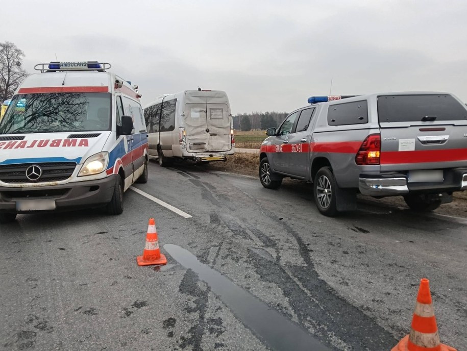 Rychwał. Ciężarówka zderzyła się z busem i osobówką /Komenda Miejska Państwowej Straży Pożarnej w Koninie /Państwowa Straż Pożarna