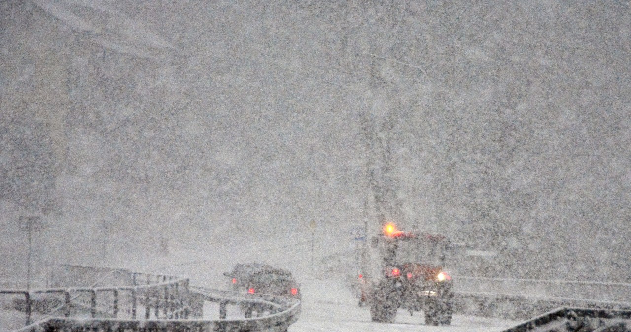 Rymanów- Zdrój; w Beskidzie Niskim pada w środę śnieg /Wojciech Zatwarnicki /Reporter