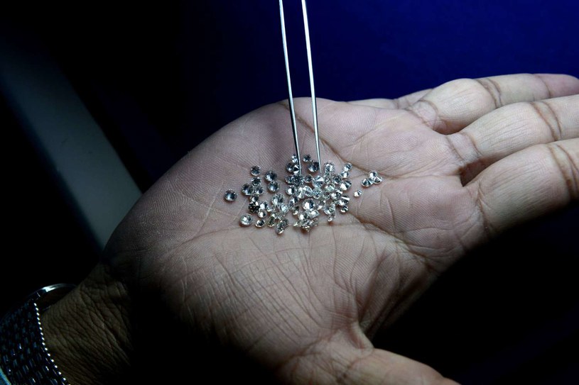 Rynek diamentów przez inflację wychodzi z dołka? /AFP