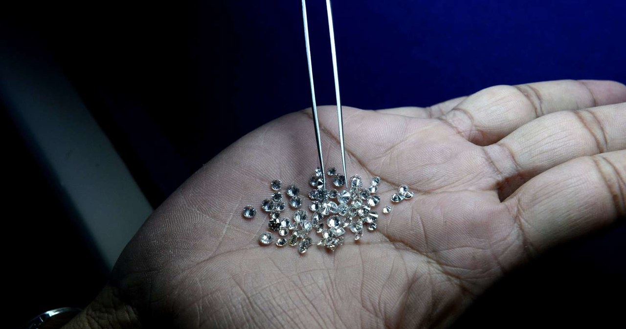 Rynek diamentów przez inflację wychodzi z dołka? /AFP