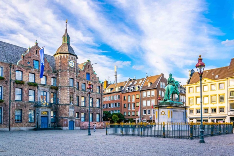 Rynek Düsseldorfu z pomnikiem konnym Jana Wellema /123RF/PICSEL