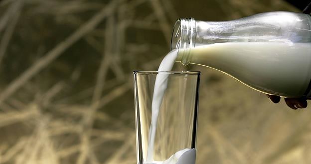 Rynek mleka podgrzany przez spekulantów? /AFP