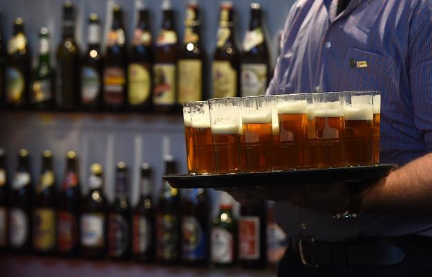 Rynek piwa obawia się podatku od handlu /AFP