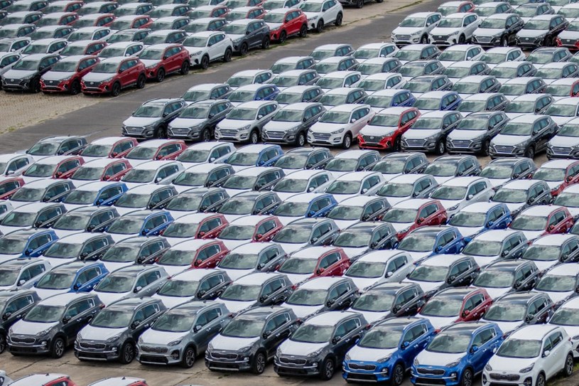 Rynek samochodowy pogrążony jest w kryzysie /Piotr Hukalo /East News