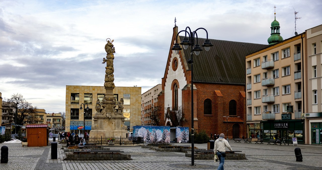 Rynek w Raciborzu. Ostatnio o zakończeniu działalności poinformował kolejny duży lokalny pracodawca, firma SGL Battery Solutions Polska /Andrzej Grygiel /Reporter