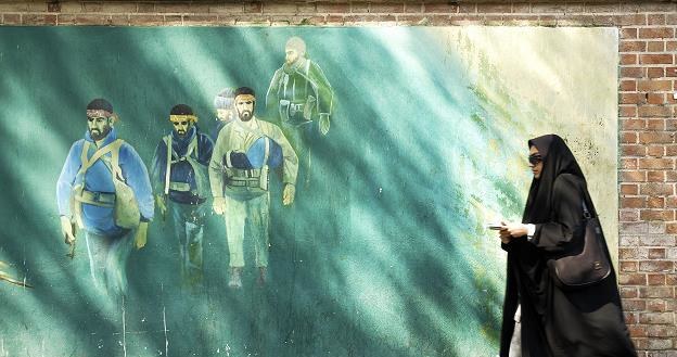 Rynek walutowy ocenia zagrożenie. Na zdj. mural w Teheranie /&copy;123RF/PICSEL