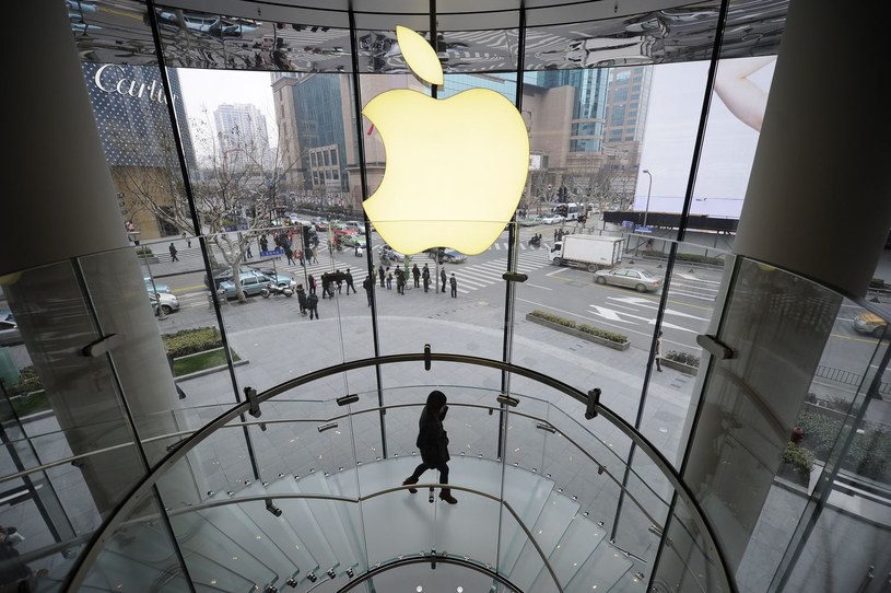 Rynkowa wartość Apple na koniec piątkowej sesji znalazła się ponad progiem 3 bilionów dolarów. Amerykański gigant wyśrubował w ten sposób rekord bycia najcenniejszą spółką na świecie /AFP