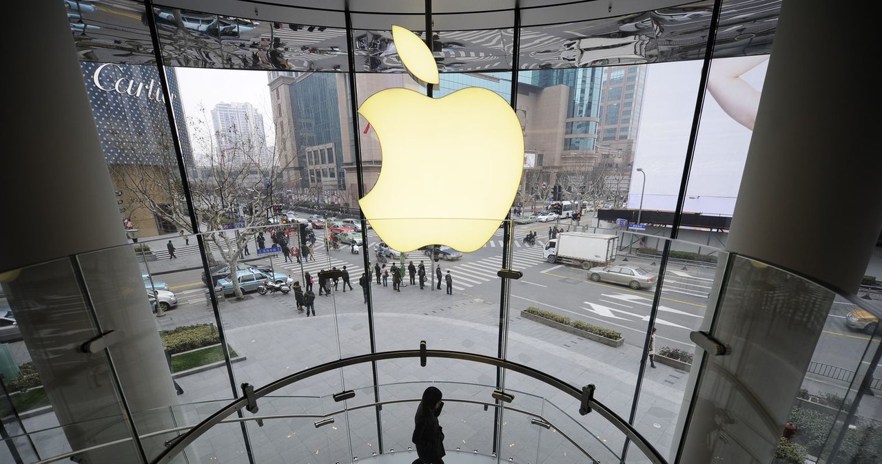 Rynkowa wartość Apple na koniec piątkowej sesji znalazła się ponad progiem 3 bilionów dolarów. Amerykański gigant wyśrubował w ten sposób rekord bycia najcenniejszą spółką na świecie /AFP