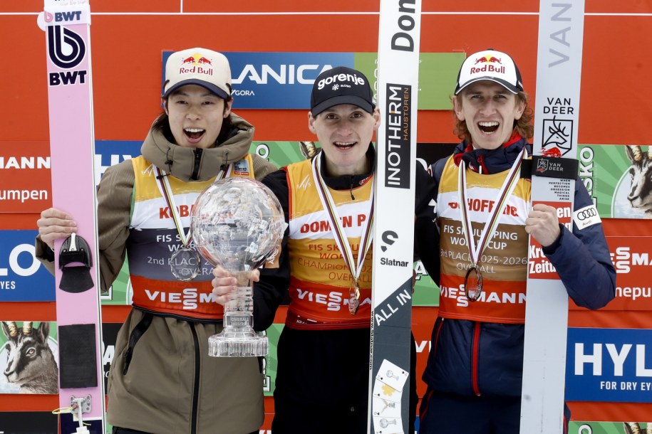 Ryoyu Kobayashi Domen Prevc i Daniel Tschofenig /ANTONIO BAT /PAP/EPA