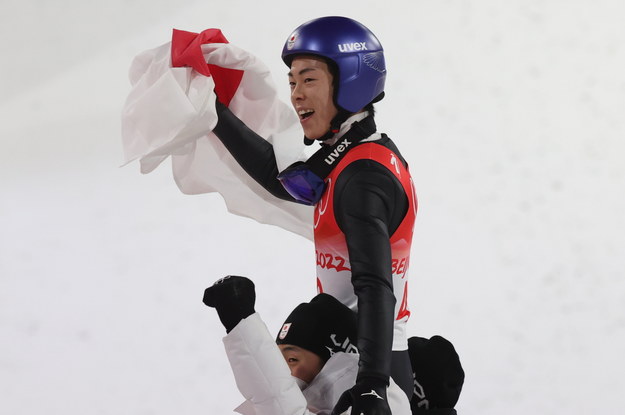 Ryoyu Kobayashi triumfuje po zdobyciu złotego medalu /Grzegorz Momot /PAP