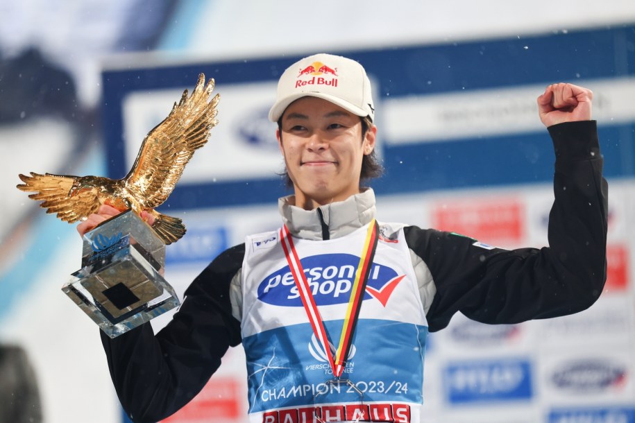 Ryoyu Kobayashi znowu ze Złotym Orłem /ANNA SZILAGYI /PAP/EPA