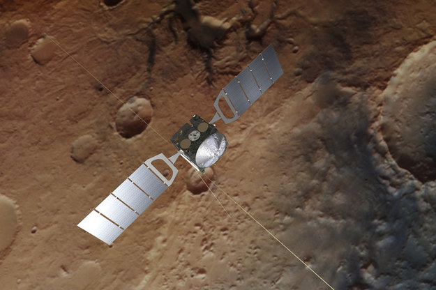 Rys. sondy Mars Express nad autentycznym zdjęciem powierzchni Marsa /Rys. sondy: ESA/ATG medialab; Zdjęcie Marsa: ESA/DLR/FU Berlin /Materiały prasowe