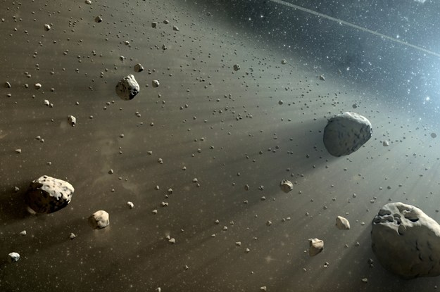Rysunek planetoid i pyłu kosmicznego /NASA/JPL-Caltech /Materiały prasowe