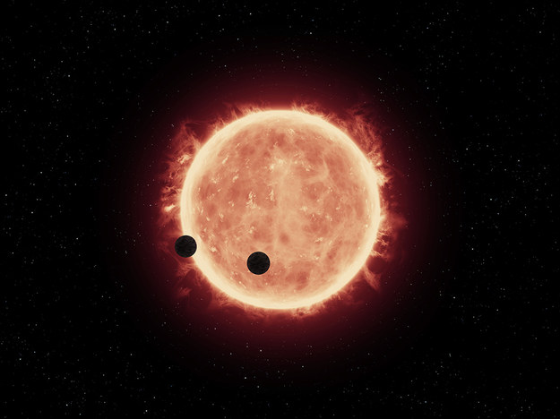 Rysunek pokazujący planety TRAPPIST-1b i TRAPPIST-1c, przechodzące przed tarczą swej gwiazdy /NASA/ESA/STScI/J. de Wit (MIT) /materiały prasowe