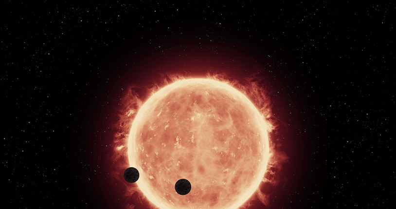 Rysunek pokazujący planety TRAPPIST-1b i TRAPPIST-1c, przechodzące przed tarczą swej gwiazdy /materiały prasowe