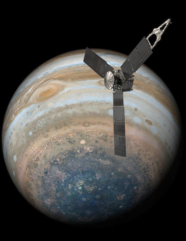 Rysunek sondy Juno na tle zdjecia Jowisza. Widać biegun południowy planety i Wielką Czerwoną Plamą /NASA/JPL-Caltech /Materiały prasowe