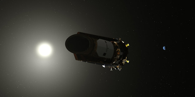 Rysunek sondy Kepler na tle Slońca i Ziemi / NASA /Materiały prasowe