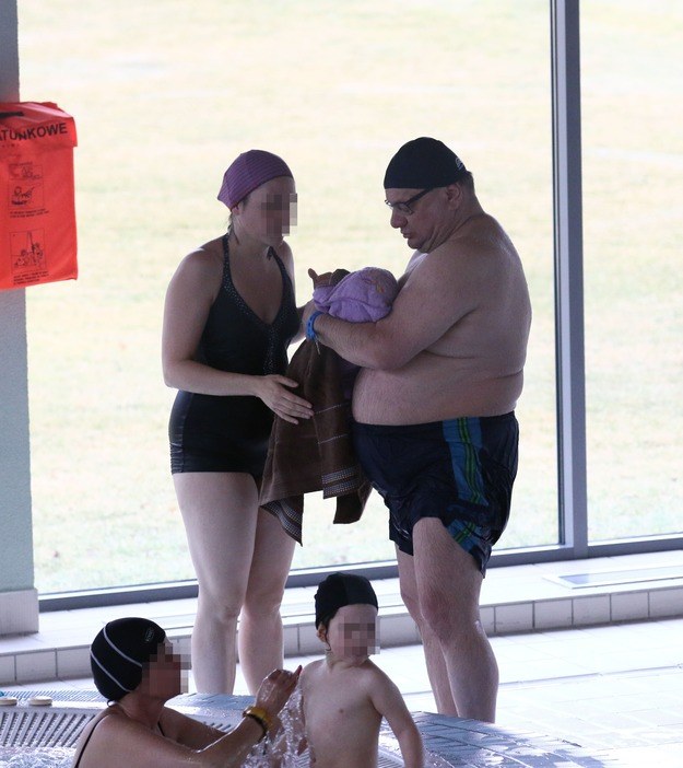 Ryszard Kalisz z partnerką i synem na basenie /Foto IP