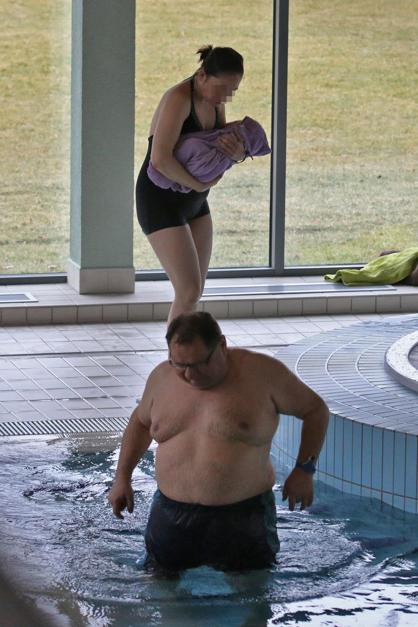 Ryszard Kalisz z partnerką Ingą i synem na basenie /Foto IP