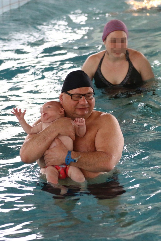 Ryszard Kalisz z synem Ignacym i partnerką Ingą (35 l.) na basenie /Foto IP