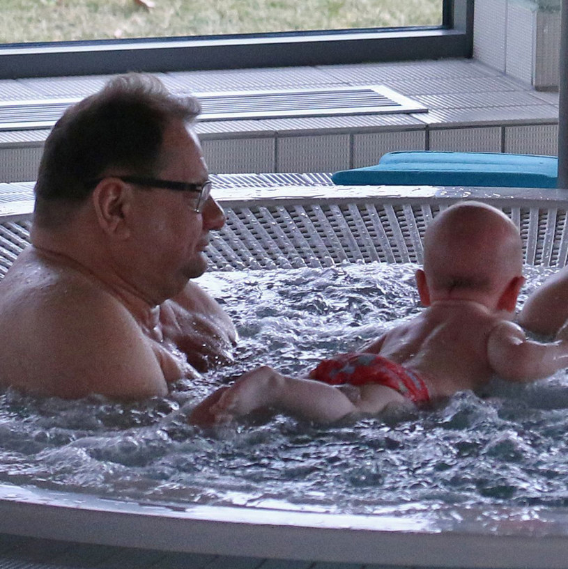 Ryszard Kalisz z synem na basenie /Foto IP