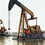 Ryszard Krauze na polu naftowym