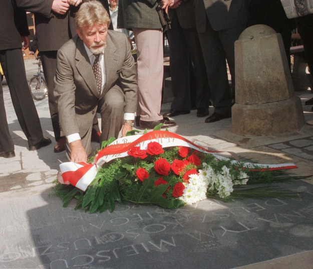 Ryszard Kukliński składający kwiaty na płycie upamiętniającej przysięgę Tadeusza Kościuszki na krakowskim Rynku w kwietniu 1998 roku / 	Jacek Bednarczyk    /PAP