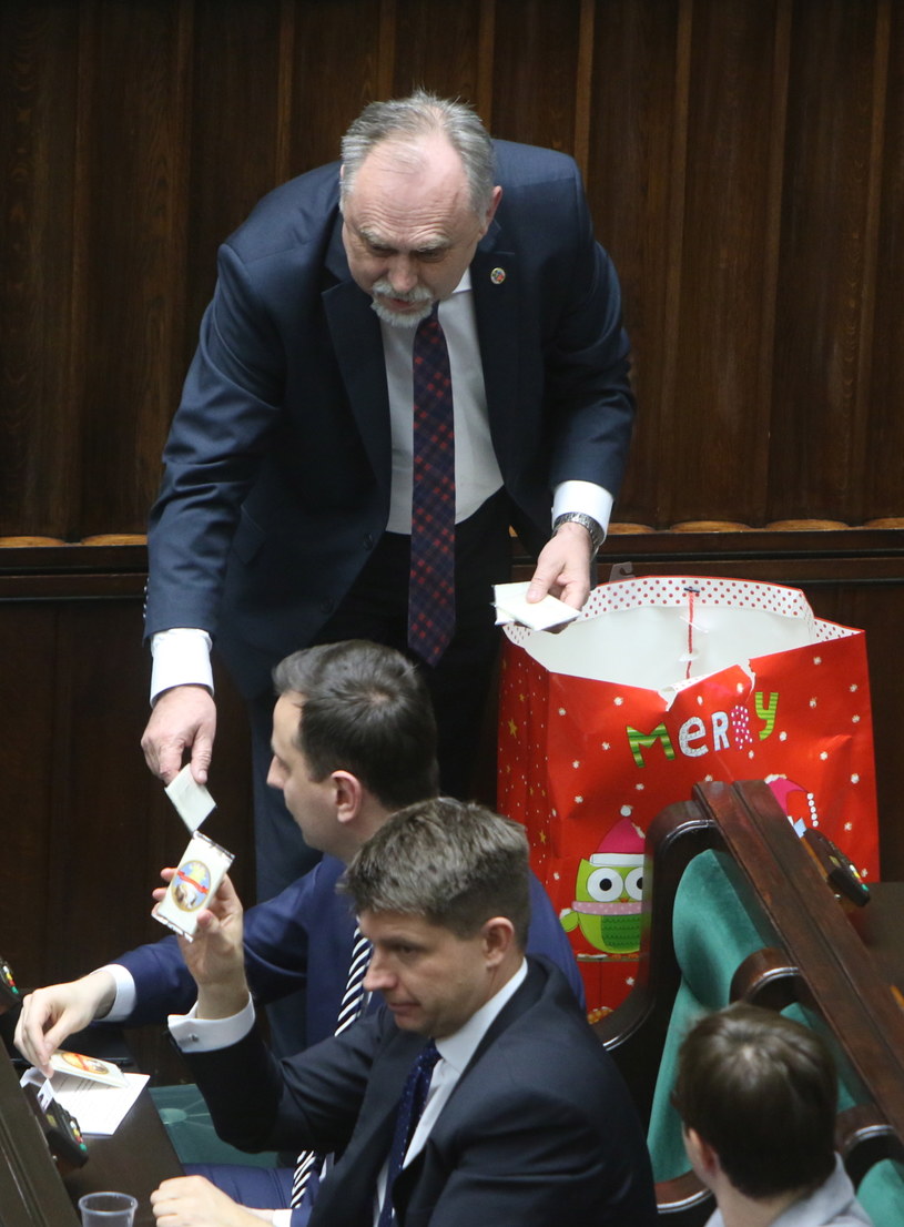Ryszard Petru był ewidentnie zadowolony z otrzymanego podarunku /Leszek Szymański /PAP