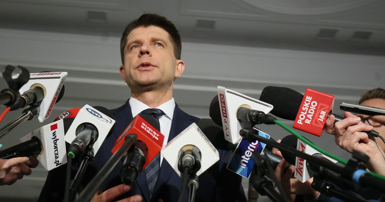 Ryszard Petru na poniedziałkowej konferencji już bez symbolu małżeństwa na palcu! /Sławomir Kamiński /AGENCJA GAZETA