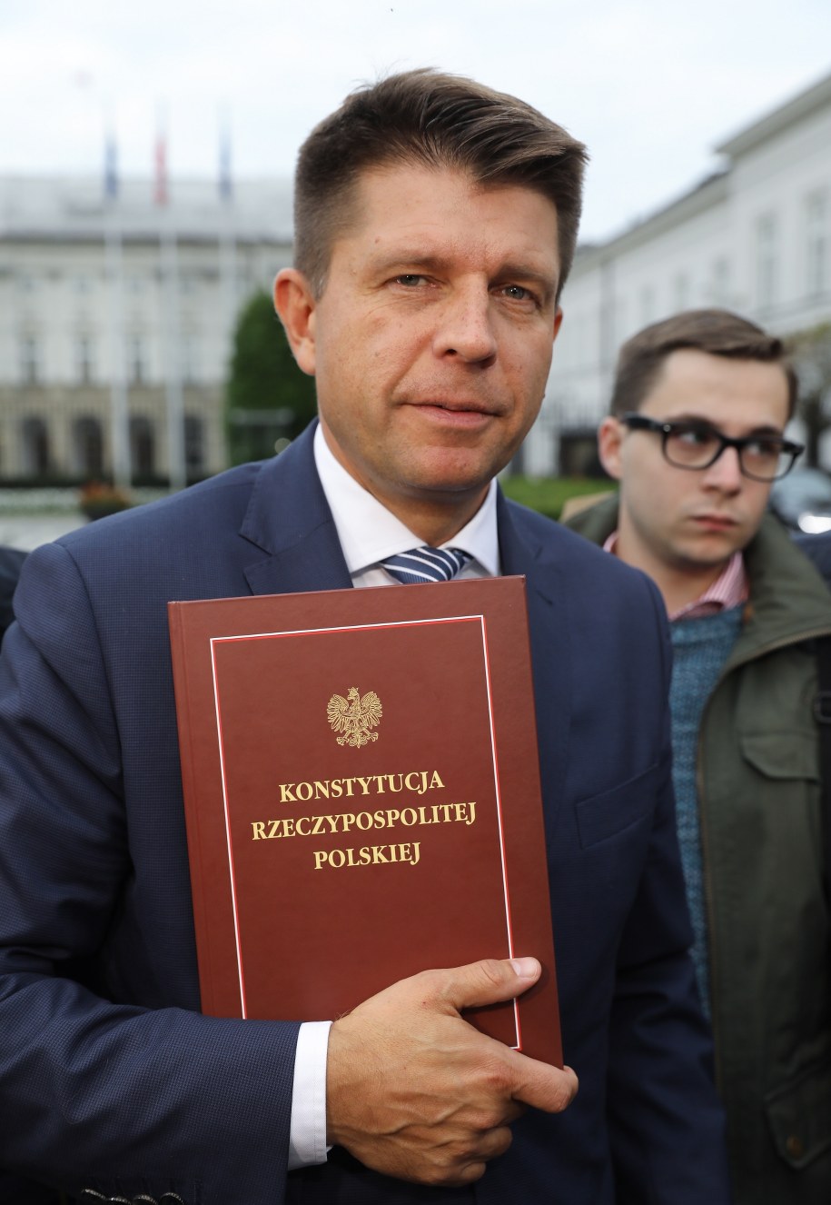 Ryszard Petru na spotkaniu u prezydenta pojawił się z konstytucją /Rafal Guz /PAP