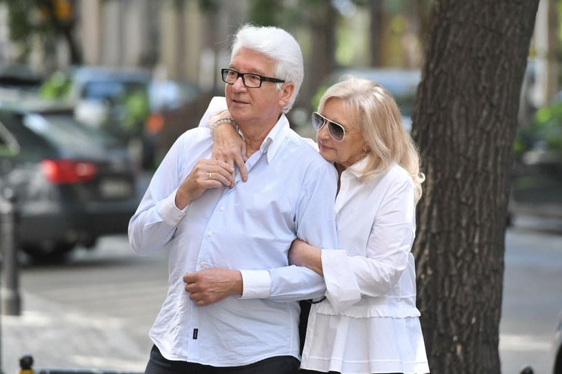 Ryszard Rembiszewski z żoną Elżbietą na spacerze /Artur Zawadzki/REPORTER /East News