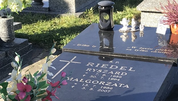 Ryszard Riedel został pochowany 24 lata temu w Tychach. Na grobie znalazły się cytaty z jego piosenek /Marcin Buczek