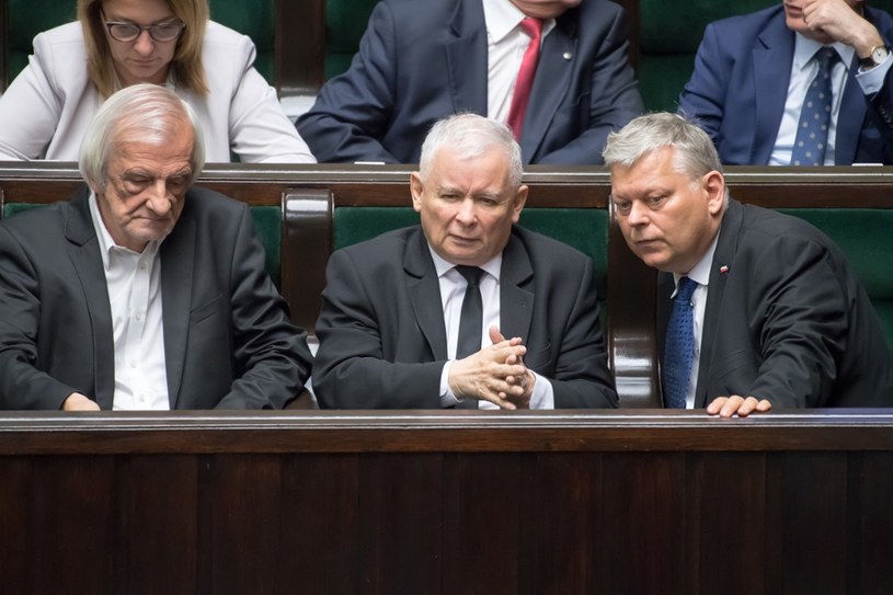 Ryszard Terlecki, Jarosław Kaczyński i Marek Suski podczas posiedzenia Sejmu /Fot. Wojciech Strozyk /Reporter