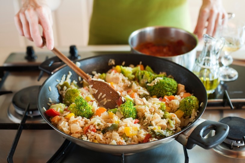 Ryż i kurczak są składnikmi wielu przepisów na szybki obiad /123RF/PICSEL