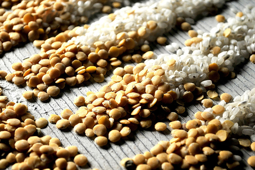 Ryż i soczewica należą do naturalnych produktów pozbiawionych glutenu. Warto po nie sięgnąć decydując się na dietę bezglutenową /123RF/PICSEL