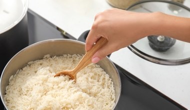 Ryż po ugotowaniu za bardzo się klei? Winny jest popularny błąd 