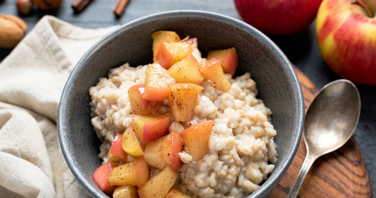 Ryż z dodatkiem duszonych jabłek to lekkostrawny posiłek, który dodaje energii / arx0nt /123RF/PICSEL