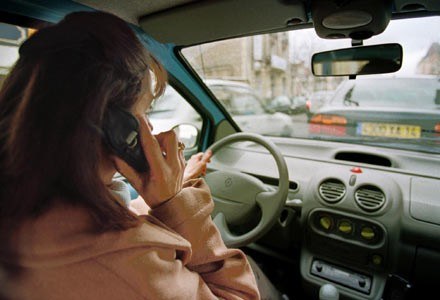 Ryzyko spowodowania wypadku przez osobę rozmawiającą przez komórkę rośnie o 130 proc. /AFP