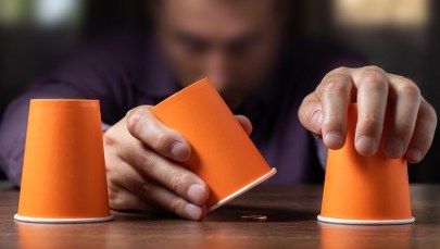 Ryzykowna gra w „trzy kubki”. Mężczyzna strzelił do turysty z broni śrutowej 