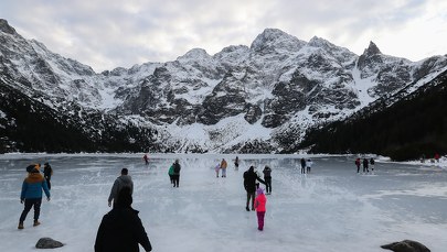 ​Ryzykują życie dla zdjęcia. Turyści wchodzą na zamarznięte Morskie Oko