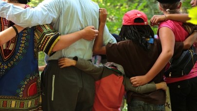 "Rz": Ksiądz wykorzystywał dzieci. Śledztwo umorzono z powodu przedawnienia 