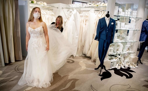 "Rz": Polacy przekładają śluby i wstrzymują się z decyzją o dziecku 