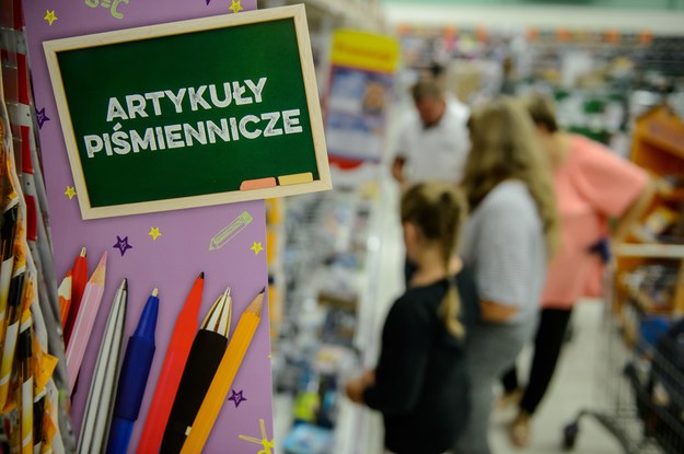 "Rz": Rodzice łapią się za kieszenie, zakupy szkolne coraz droższe /Wojciech Pacewicz /PAP